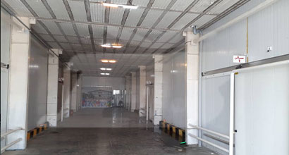 نمای کلی سردخانه صنعتی برای نگهداری مواد غذایی